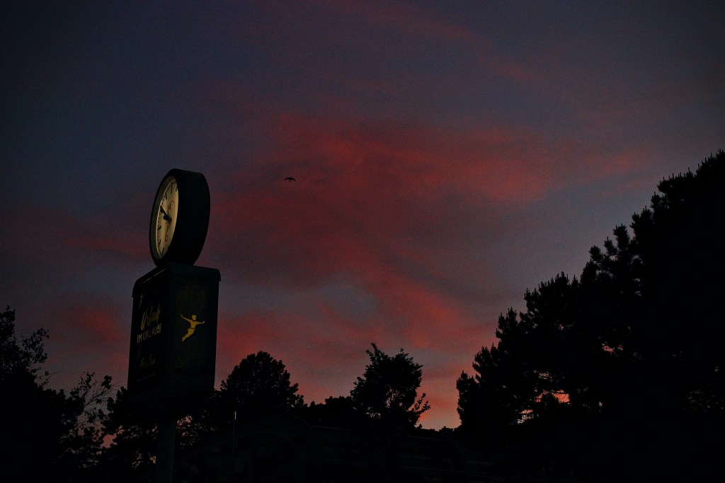 *Zwischen Immer und Nie. Zwischen Immer und Nie. Between always and&nbsp;never.*